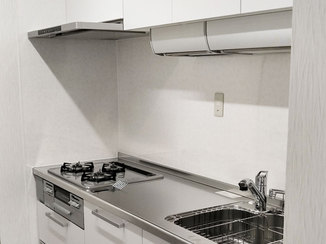 キッチンリフォーム 自動で洗えるレンジフードがうれしい、機能性の高いキッチン