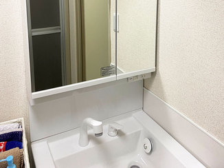 洗面リフォーム 大きな鏡が使いやすい、価格を抑えた洗面台