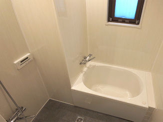 バスルームリフォーム ヒヤッと感を解消した、快適に入浴できるバスルーム